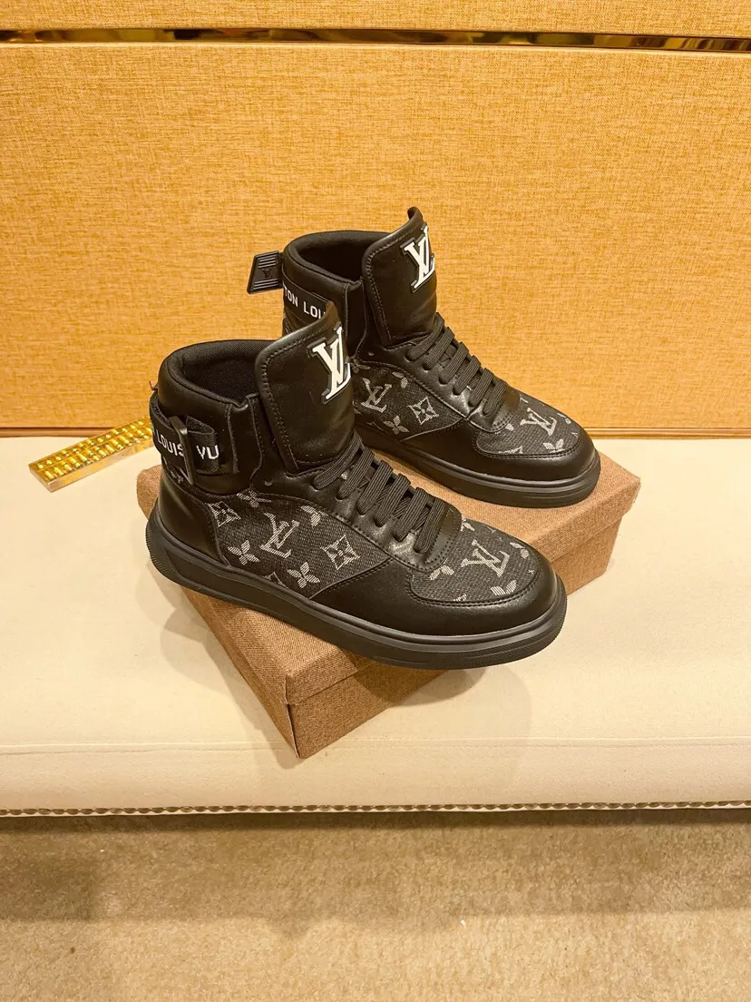 Factory price 440 [LV] Louis Vuitton's latest high-top casual Korean-style men's shoes, new autumn and winter design, perfect workmanship, creating cabinet quality, upper: cowhide material, leather lining; soft and comfortable, rubber outsole ultra-light, wear-resistant, simple, versatile fashion men's shoes, color optional, size 38--44